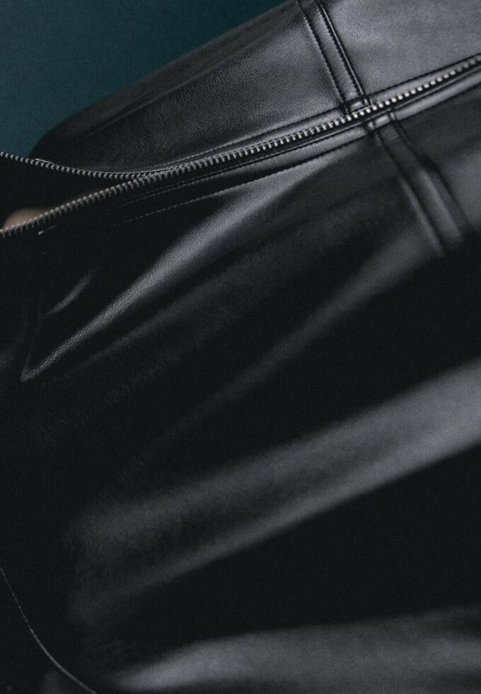 Ballongjakke i skinnimitasjon med belte