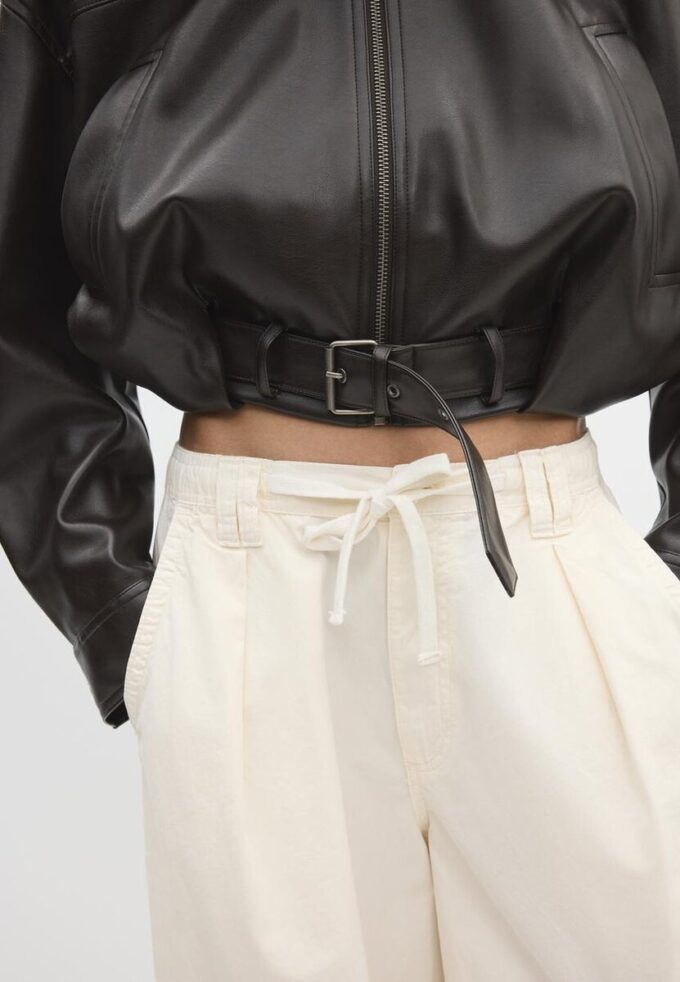 Ballongjakke i skinnimitasjon med belte