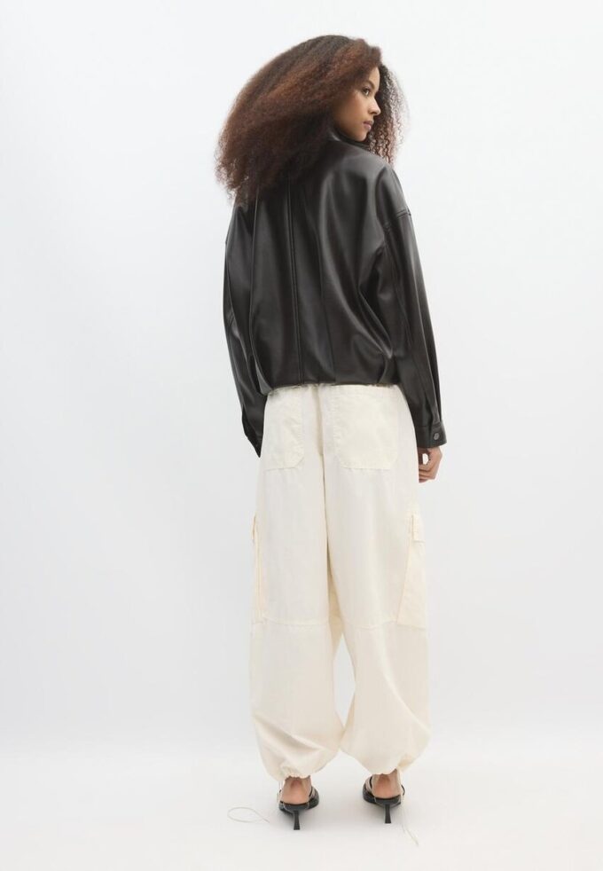 Ballongjakke i skinnimitasjon med belte