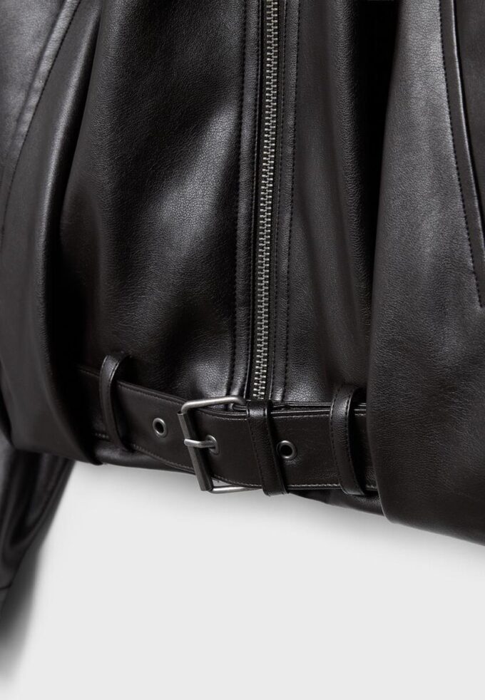 Ballongjakke i skinnimitasjon med belte