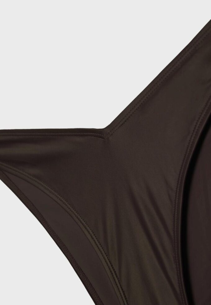 Basisplagg i sateng med en enkel brasilian-bikini-modell