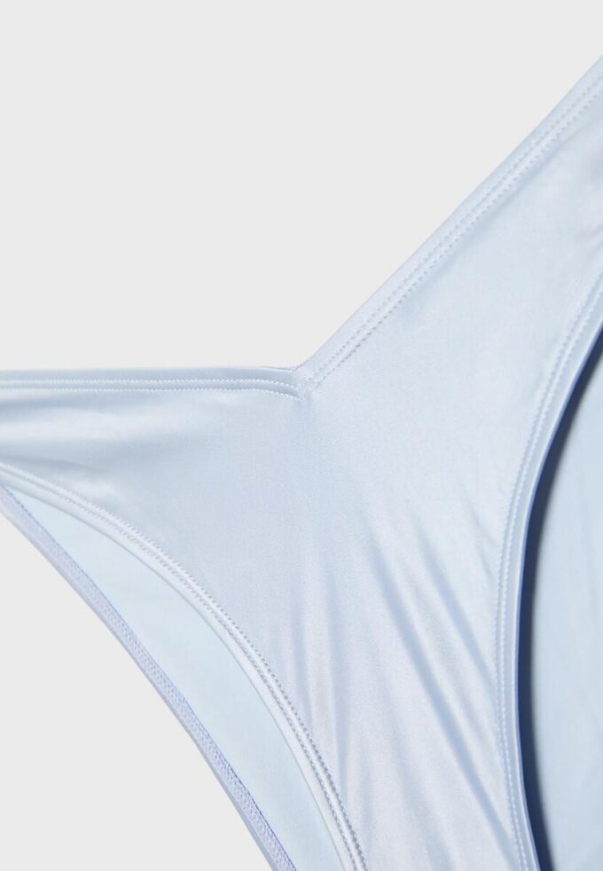 Basisplagg i sateng med en enkel brasilian-bikini-modell