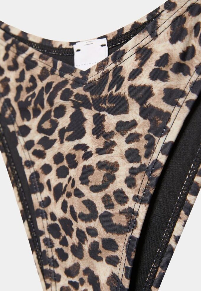 Basisplagg med enkel V-kutt og brasiliansk bikinibukse