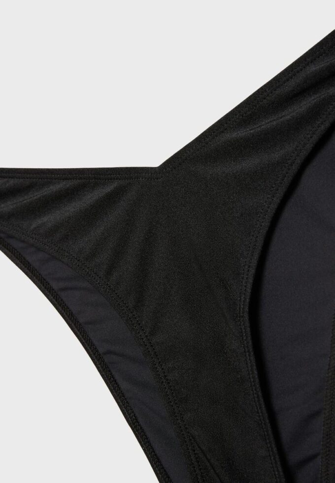 Basisplagg med enkel V-kutt og brasiliansk bikinibukse