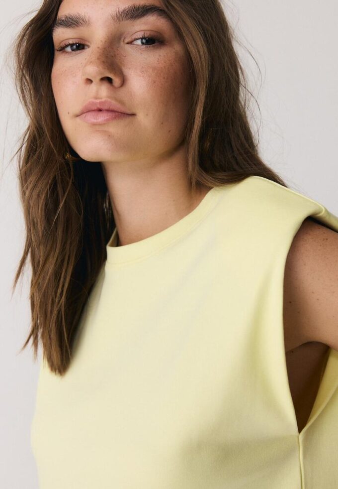 Basisplagg med polstrede skuldre