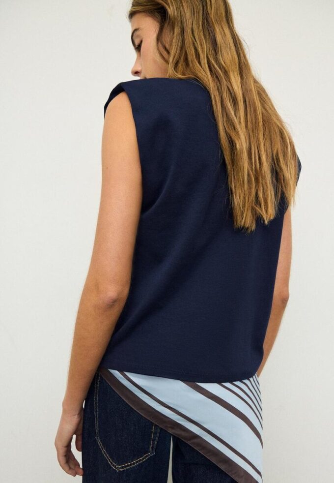 Basisplagg med polstrede skuldre