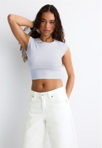 Basisplagg med tettsittende kort T-skjorte