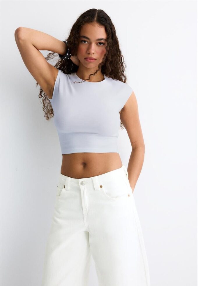 Basisplagg med tettsittende kort T-skjorte