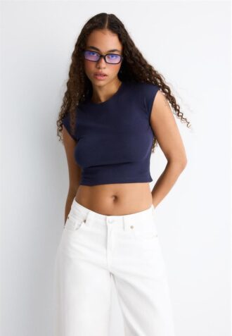 Basisplagg med tettsittende kort T-skjorte