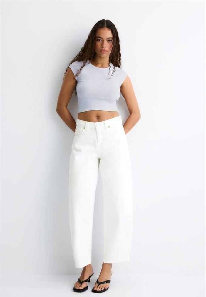 Basisplagg med tettsittende kort T-skjorte