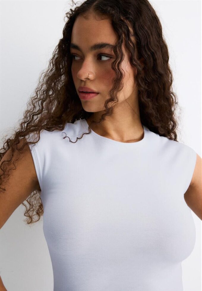 Basisplagg med tettsittende kort T-skjorte