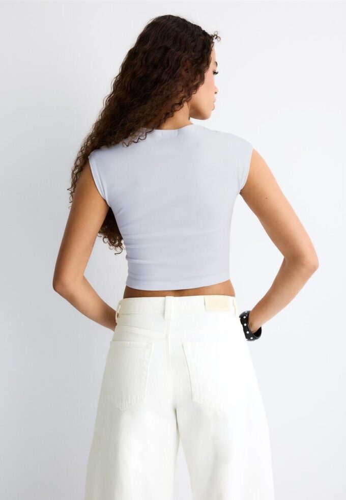 Basisplagg med tettsittende kort T-skjorte