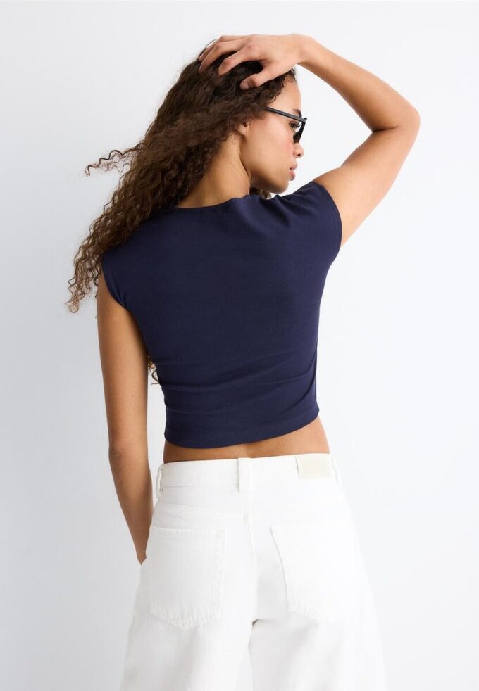 Basisplagg med tettsittende kort T-skjorte