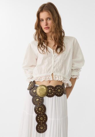 Belte med nitter og plate