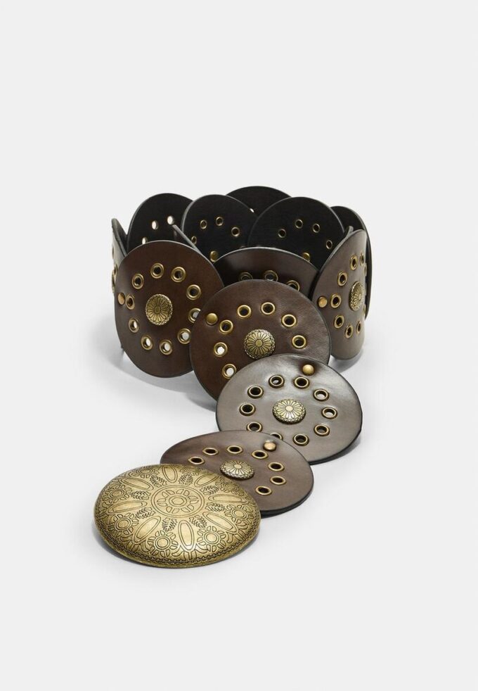 Belte med nitter og plate