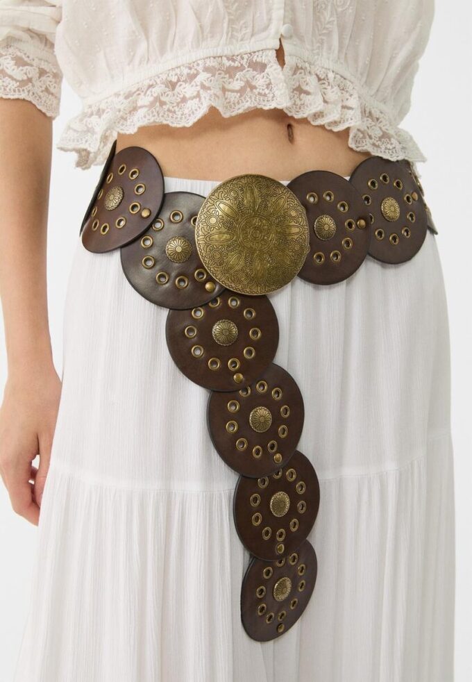 Belte med nitter og plate