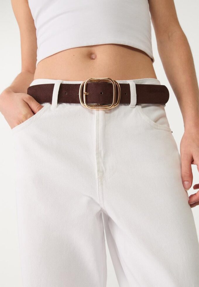 Belte med overliggende spenne