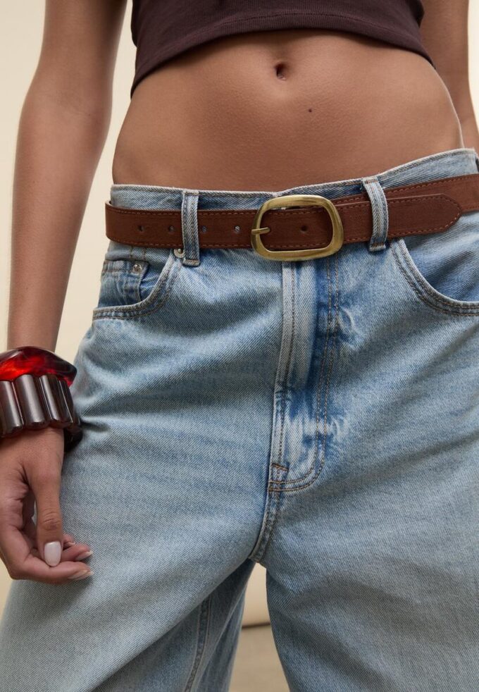 Belter med synlige sømmer og asymmetrisk spenne