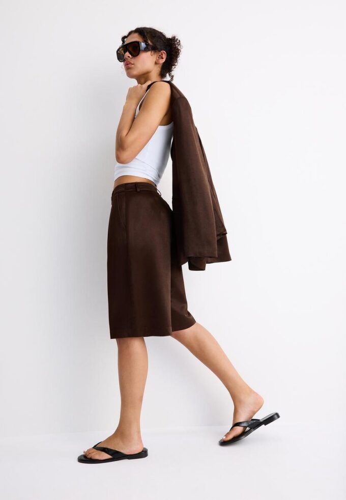 Bermudashorts i sateng med innsnitt