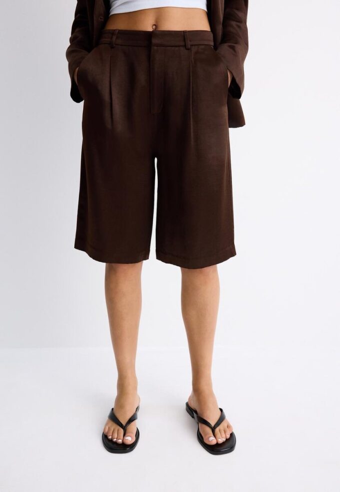 Bermudashorts i sateng med innsnitt