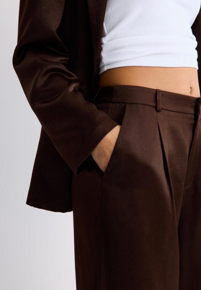 Bermudashorts i sateng med innsnitt