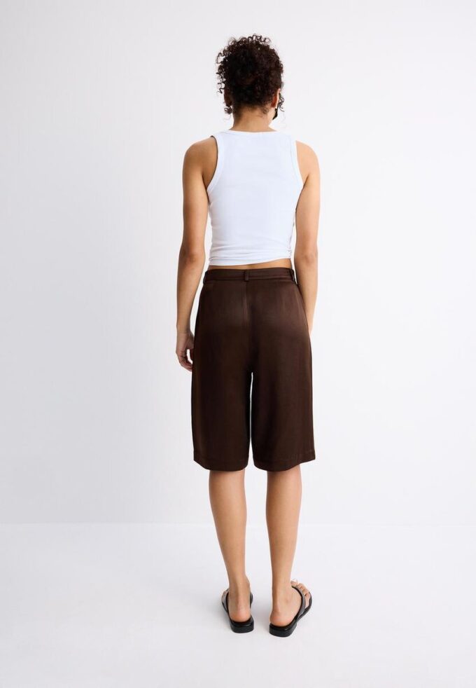 Bermudashorts i sateng med innsnitt