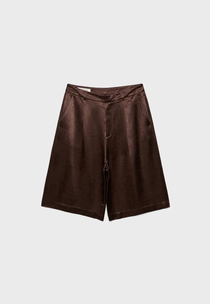 Bermudashorts i sateng med innsnitt