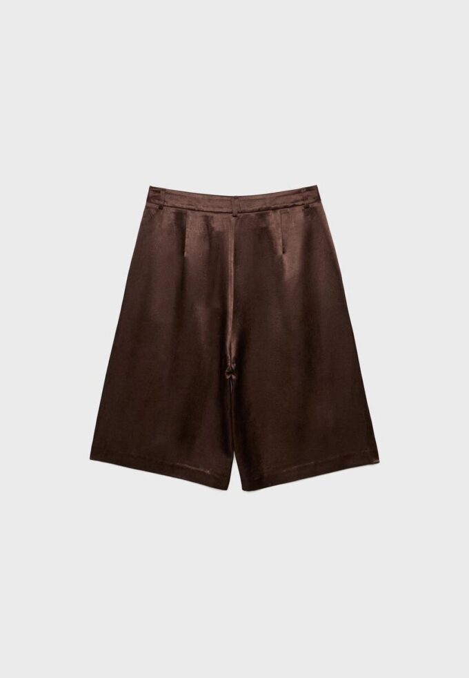Bermudashorts i sateng med innsnitt
