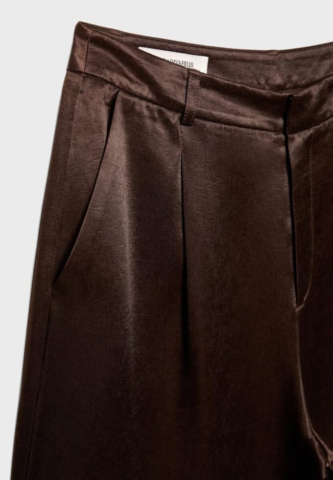 Bermudashorts i sateng med innsnitt