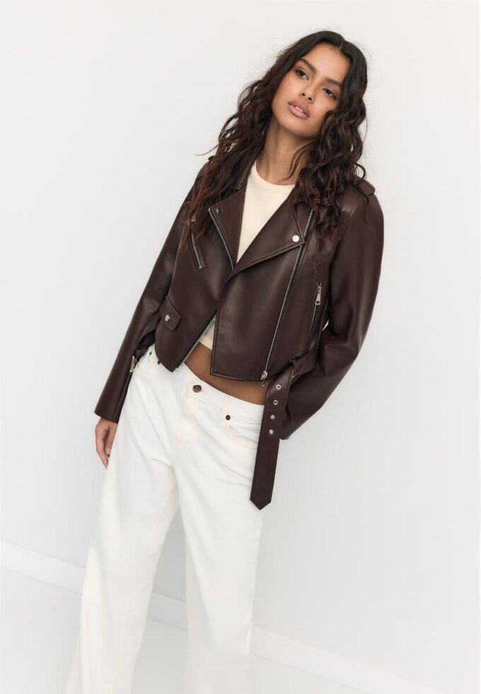 Bikerjakke i imitert skinn med belte