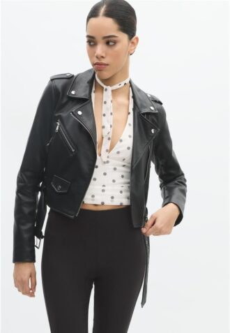 Bikerjakke i imitert skinn med belte