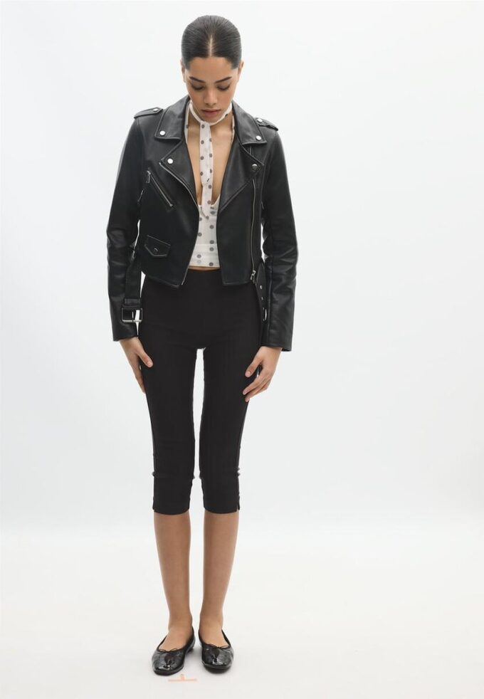 Bikerjakke i imitert skinn med belte