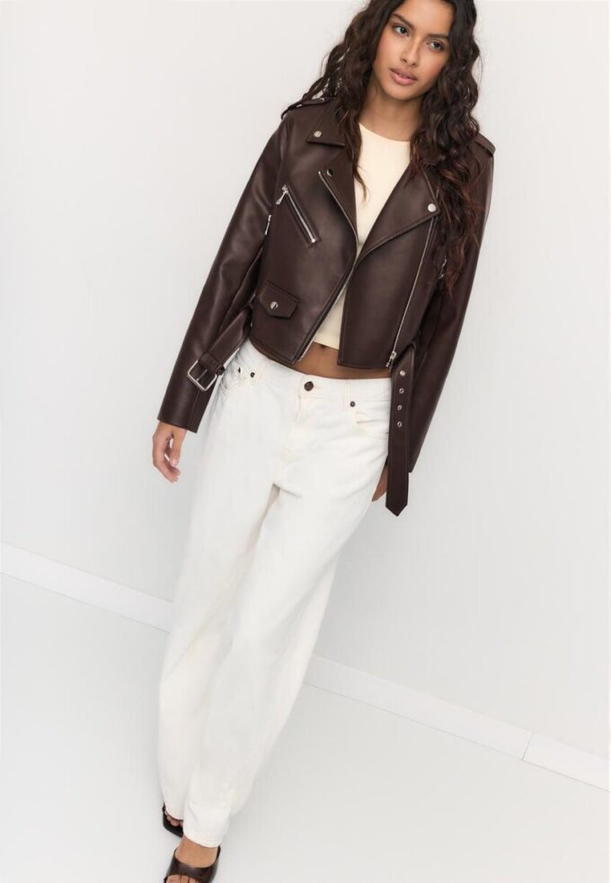 Bikerjakke i imitert skinn med belte