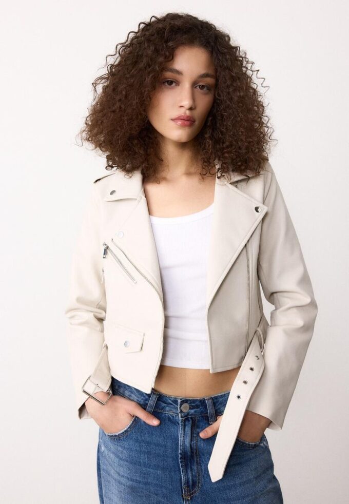 Bikerjakke i imitert skinn med belte