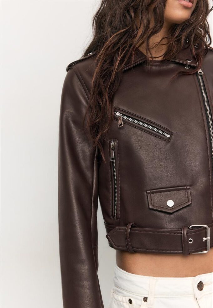 Bikerjakke i imitert skinn med belte