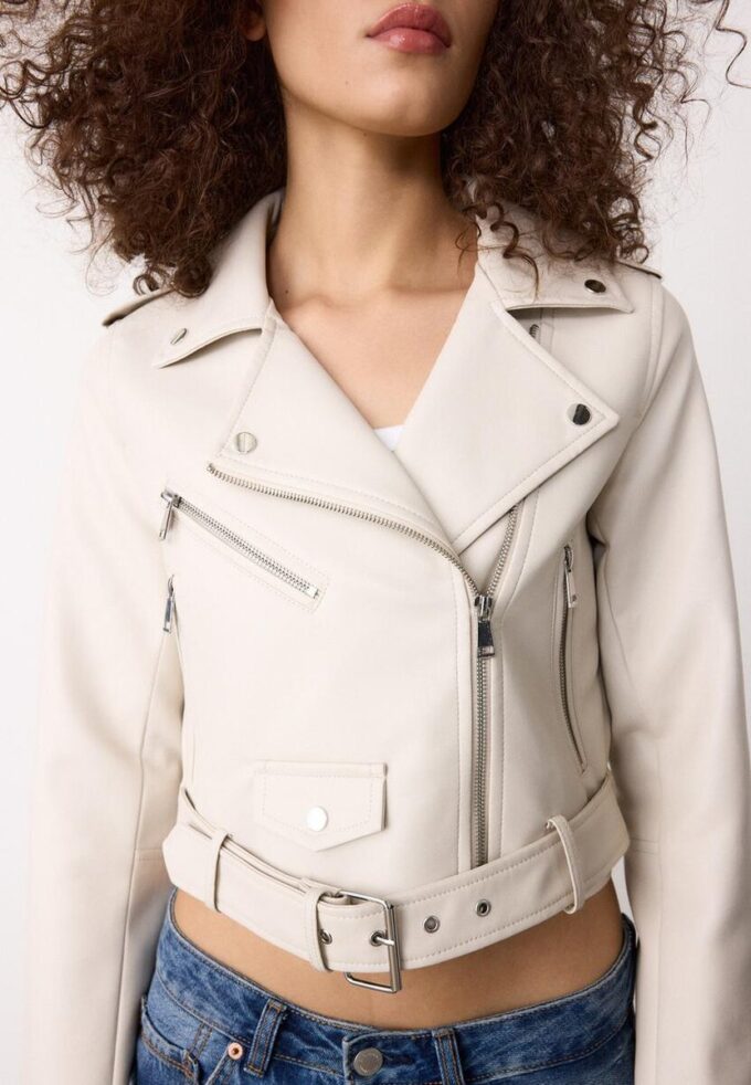 Bikerjakke i imitert skinn med belte