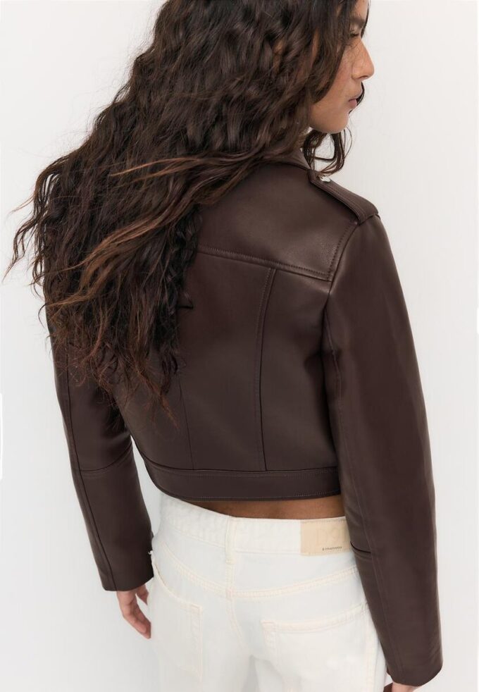 Bikerjakke i imitert skinn med belte