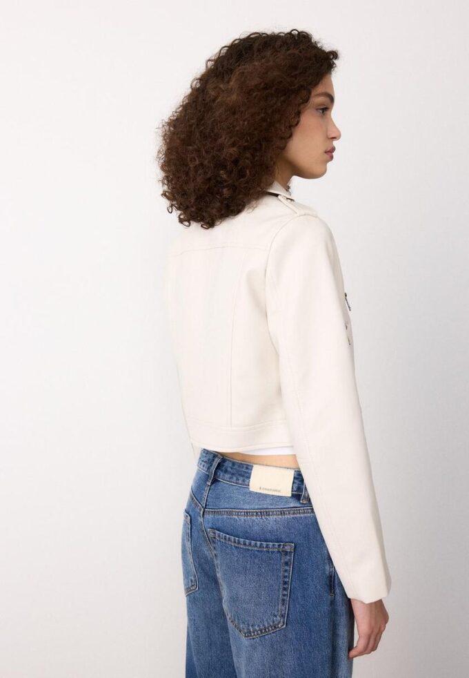 Bikerjakke i imitert skinn med belte