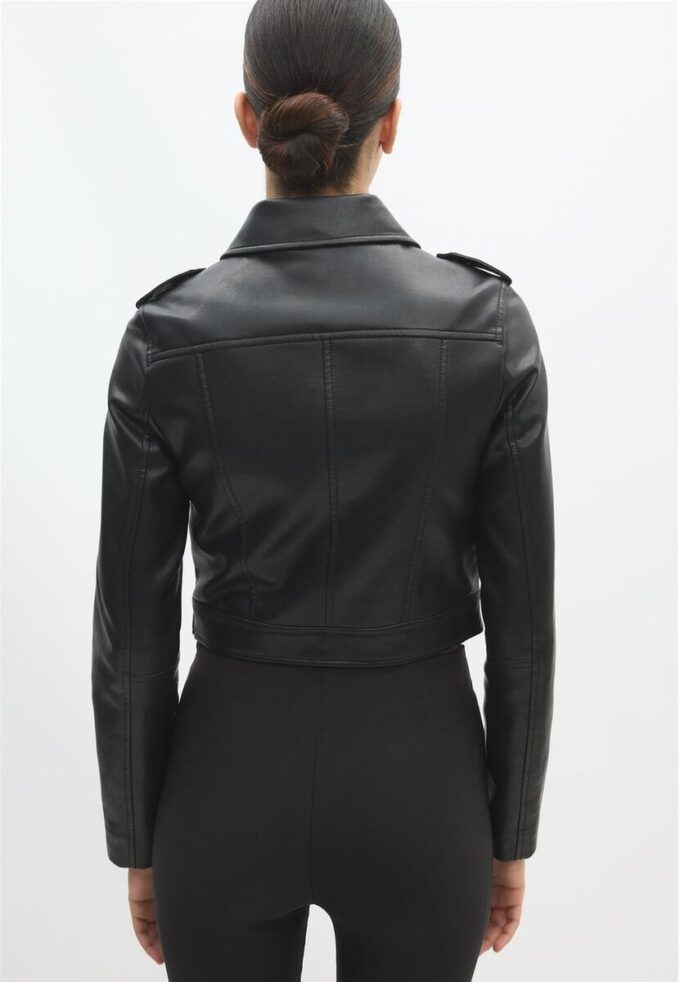 Bikerjakke i imitert skinn med belte