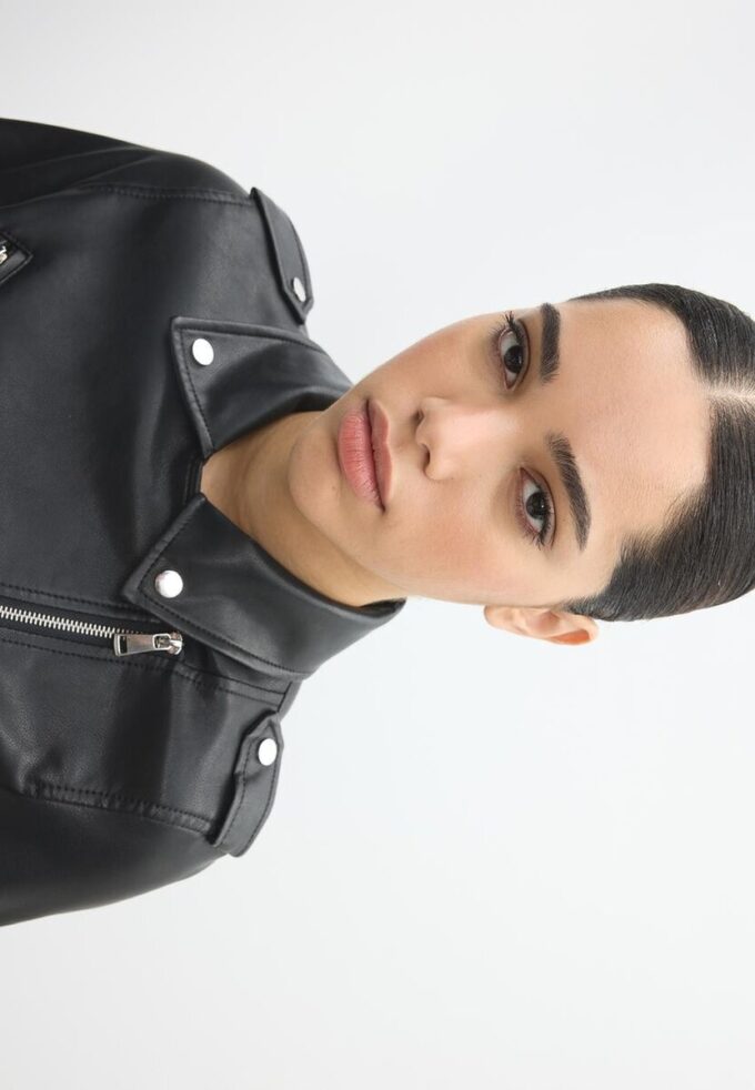 Bikerjakke i imitert skinn med belte