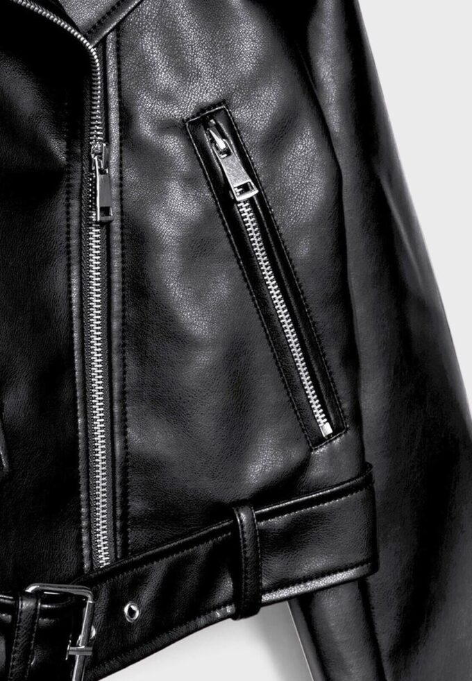 Bikerjakke i imitert skinn med belte