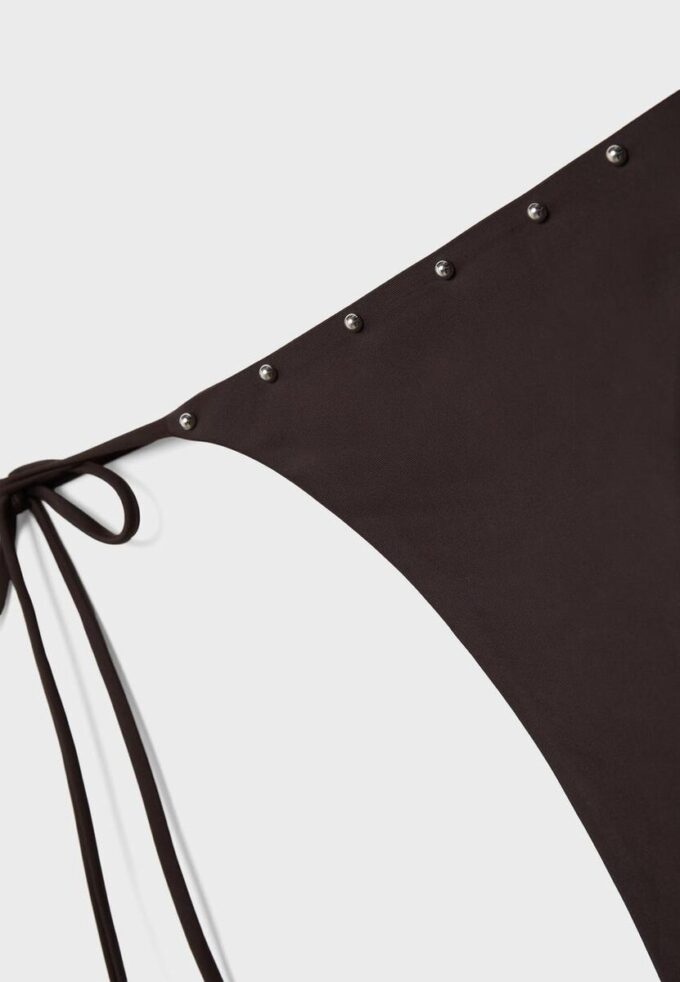 Bikinibukse med nitter og snøring i siden