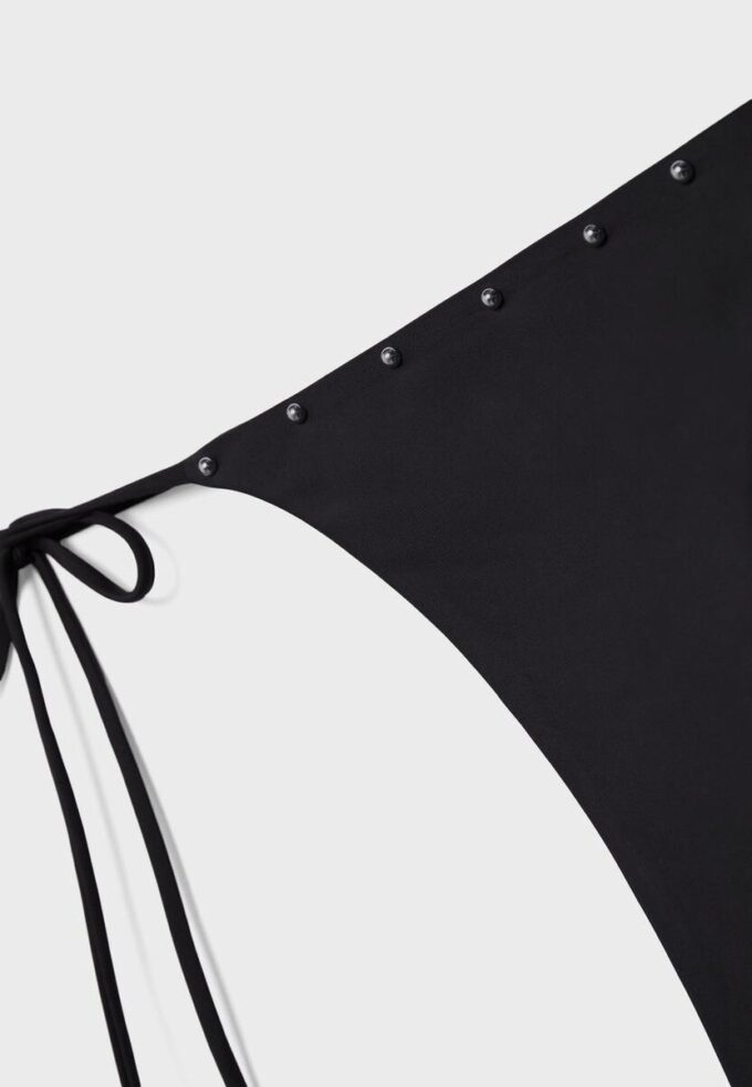 Bikinibukse med nitter og snøring i siden