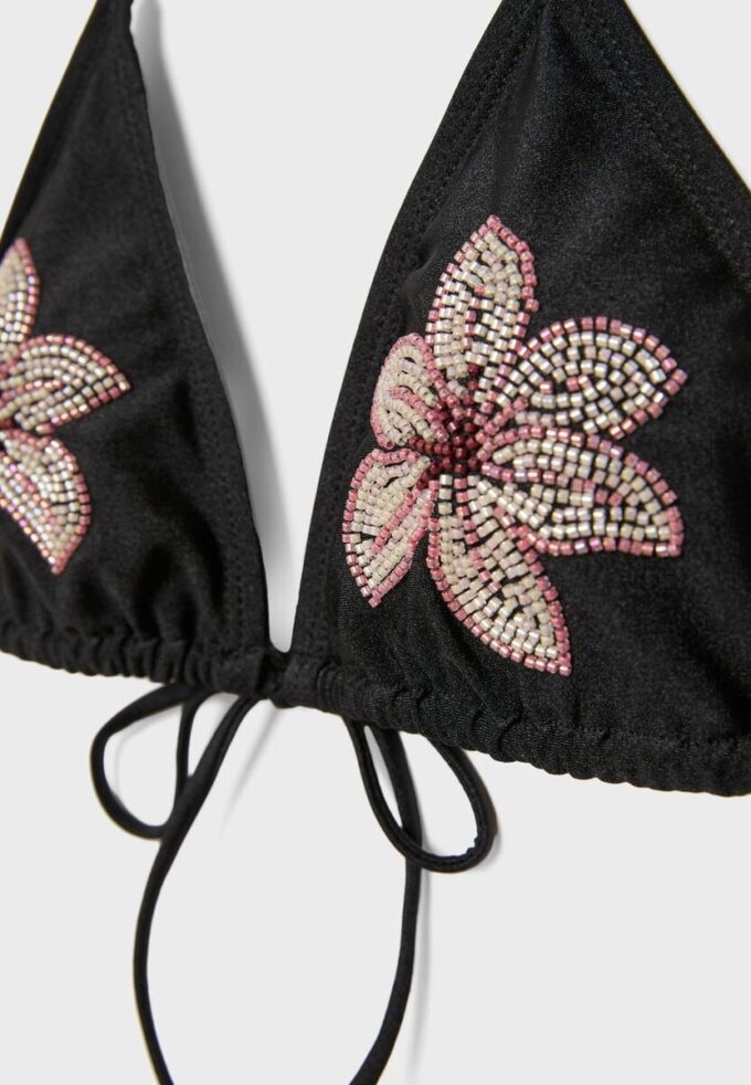 Bikinitopper med broderte blomster