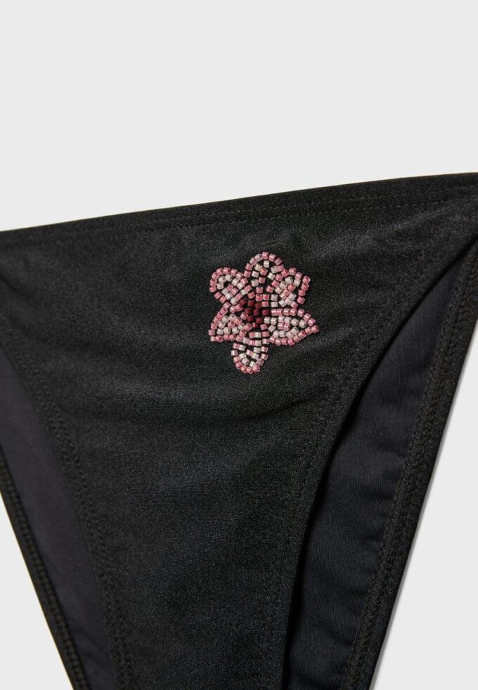 Bikiniunderdel med broderte blomster
