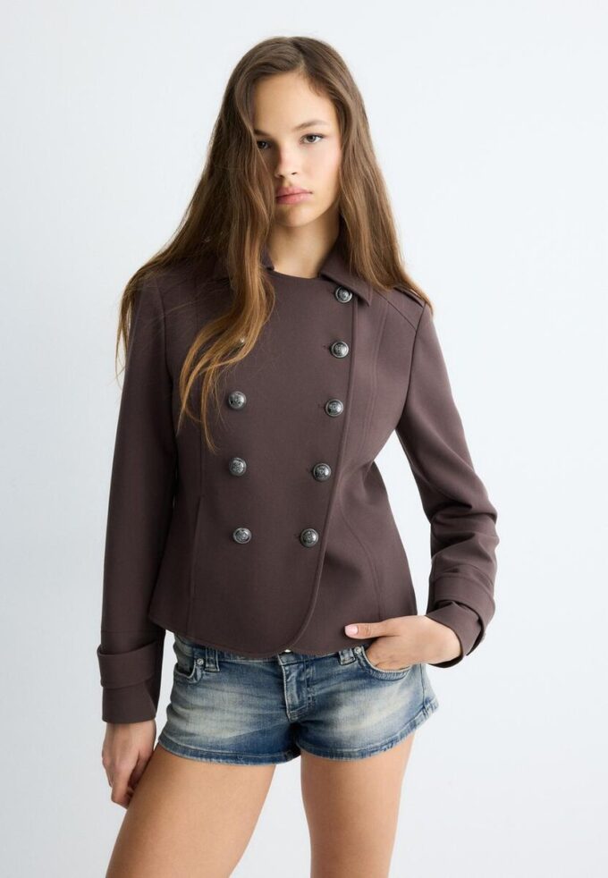 Blazer med graverte knapper