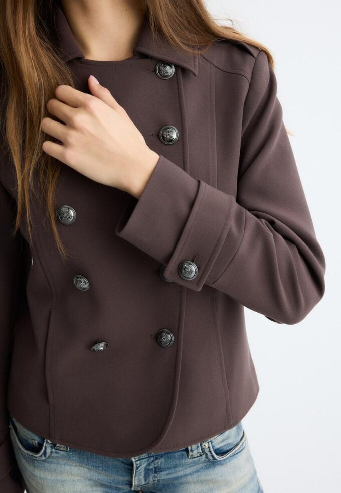 Blazer med graverte knapper