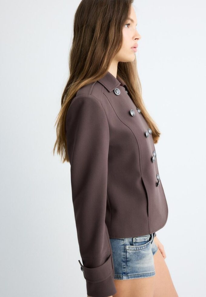 Blazer med graverte knapper