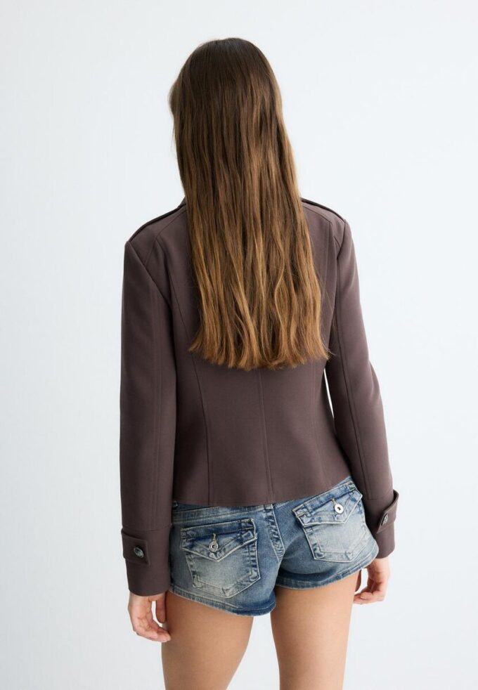 Blazer med graverte knapper