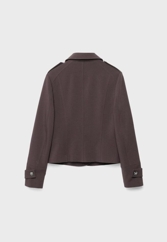 Blazer med graverte knapper